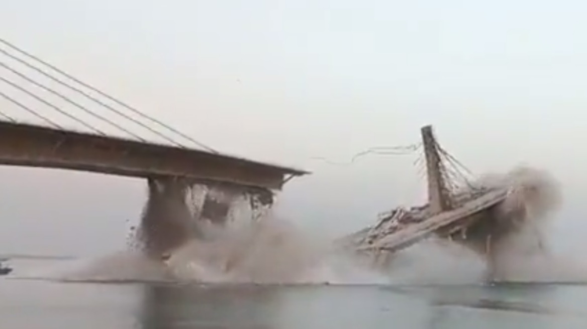 Ινδία: Υπό κατασκευή γέφυρα καταρρέει σαν χάρτινος πύργος – Δείτε βίντεο