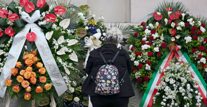Σίλβιο Μπερλουσκόνι: Πλήθος κόσμου στην κηδεία του Καβαλιέρε – Δείτε live