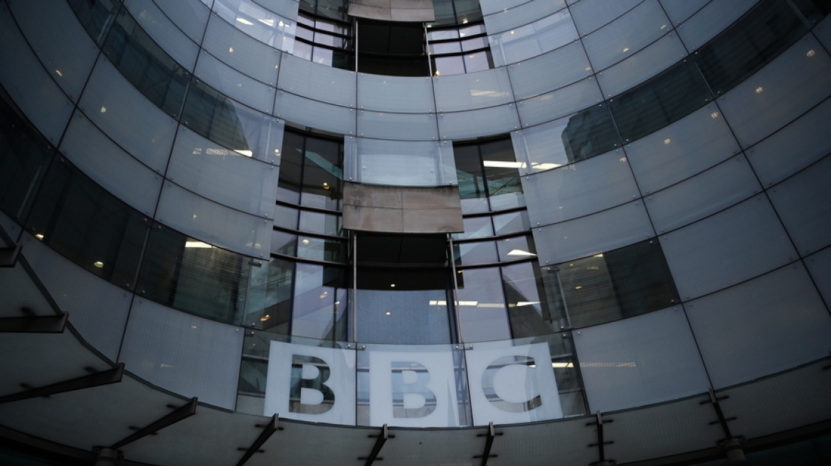 BBC: Στη δίνη του σκανδάλου με τον παρουσιαστή – Σκληρή κριτική από βρετανική κυβέρνηση