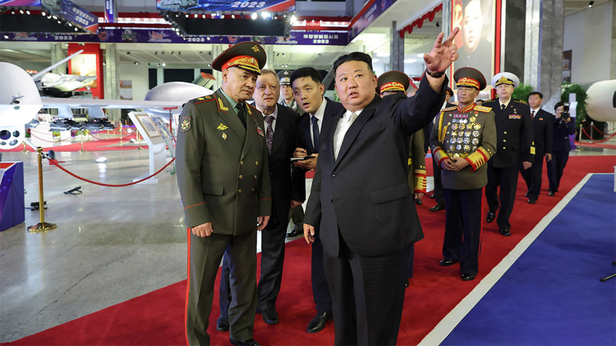 Ο Κιμ Γιονγκ Ουν επιδεικνύει πυραύλους και UAVs της χώρας του στον Σεργκέι Σοϊγκού