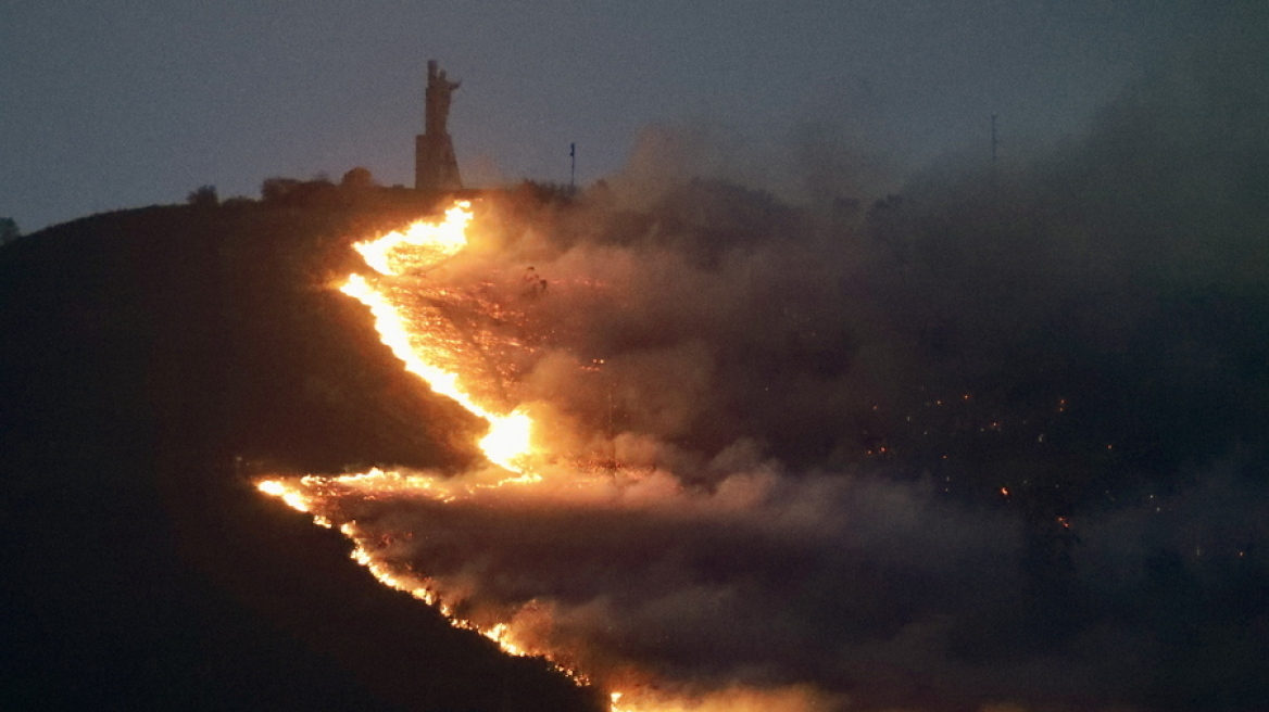 Στο έλεος των πυρκαγιών η Ιβηρική – Μεγάλη επιχείρηση εκκένωσης στην Ισπανία, πολλές πύρινες εστίες στην Πορτογαλία