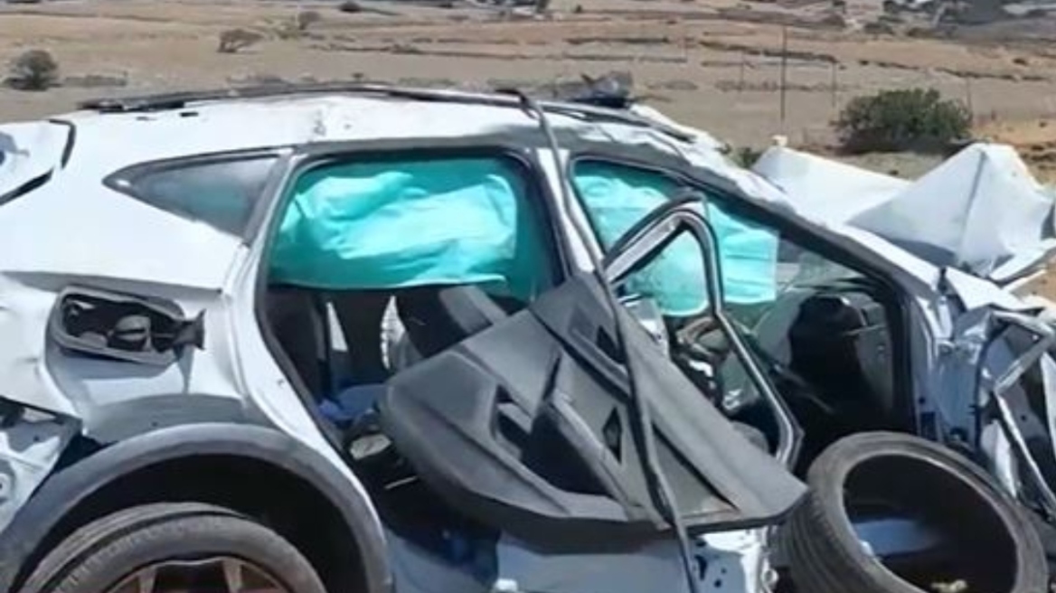 Πάρος: «Τρελή» πορεία αυτοκινήτου, διαλύθηκε αφού έκανε τούμπες και χτυπούσε σε κολόνες – Δείτε βίντεο