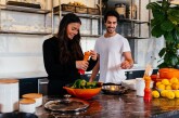 MasterChef στο έρωτα: Πώς το να μαγειρεύετε μαζί μπορεί να ενισχύσει την υγεία της σχέσης σας