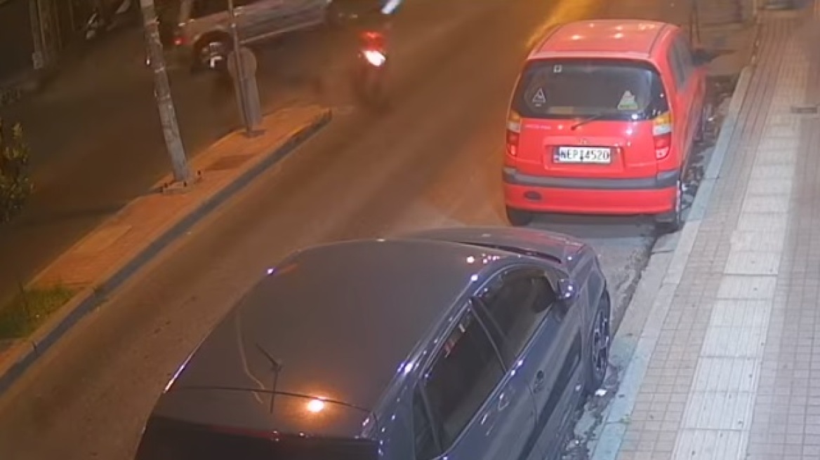 Θεσσαλονίκη: Βίντεο-σοκ από τροχαίο – Οδηγός αυτοκινήτου χτύπησε και εγκατέλειψε μηχανή