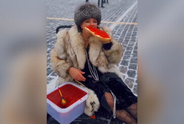Την συνέλαβαν γιατί έκατσε στην Κόκκινη Πλατεία να φάει σάντουιτς με… 14 κιλά κόκκινο χαβιάρι