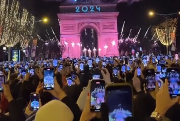 Αλλαγή χρόνου στο Παρίσι και όλοι ήταν κολλημένοι στις οθόνες των κινητών τους