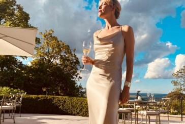 Βίκυ Καγιά αλά Victoria Beckham: Το slip dress είναι η πιο stylish επιλογή για τους γάμους της σεζόν