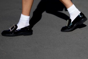 Loafers το καλοκαίρι; Τα παπούτσια που λάτρεψες την άνοιξη έρχονται μαζί σου και τη νέα σεζόν