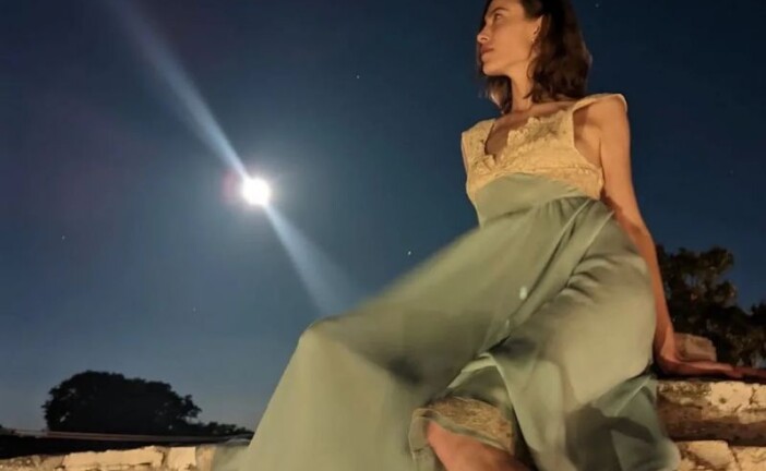 Η Alexa Chung φόρεσε ένα vintage νυχτικό στις διακοπές της- Η απόλυτη δικαίωση του slip dress