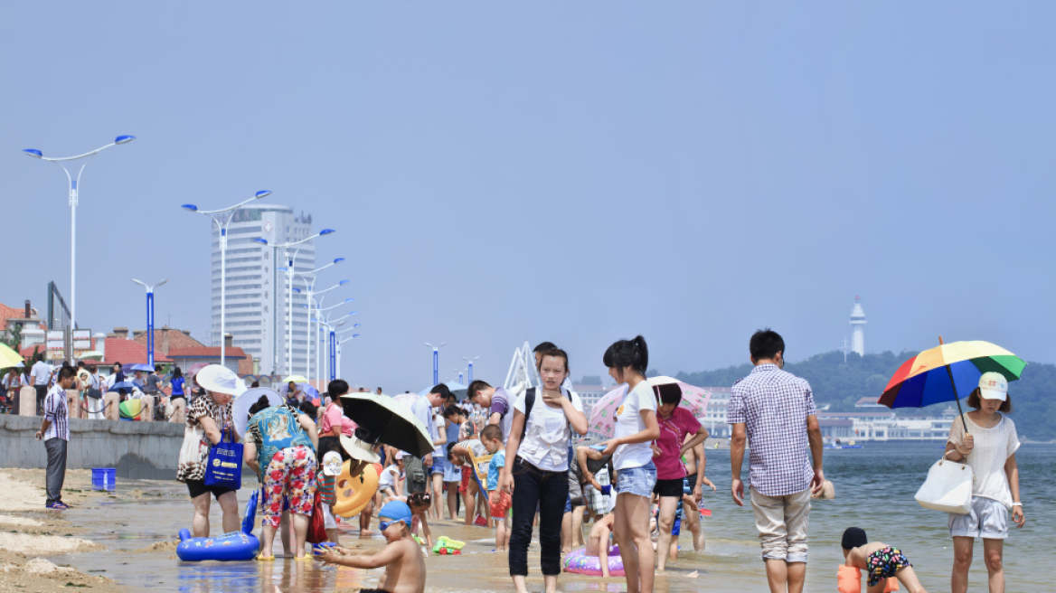 Κίνα: Στη δίνη του καύσωνα – Κάτοικοι υποφέρουν από το πιο ζεστό καλοκαίρι των τελευταίων 60 ετών