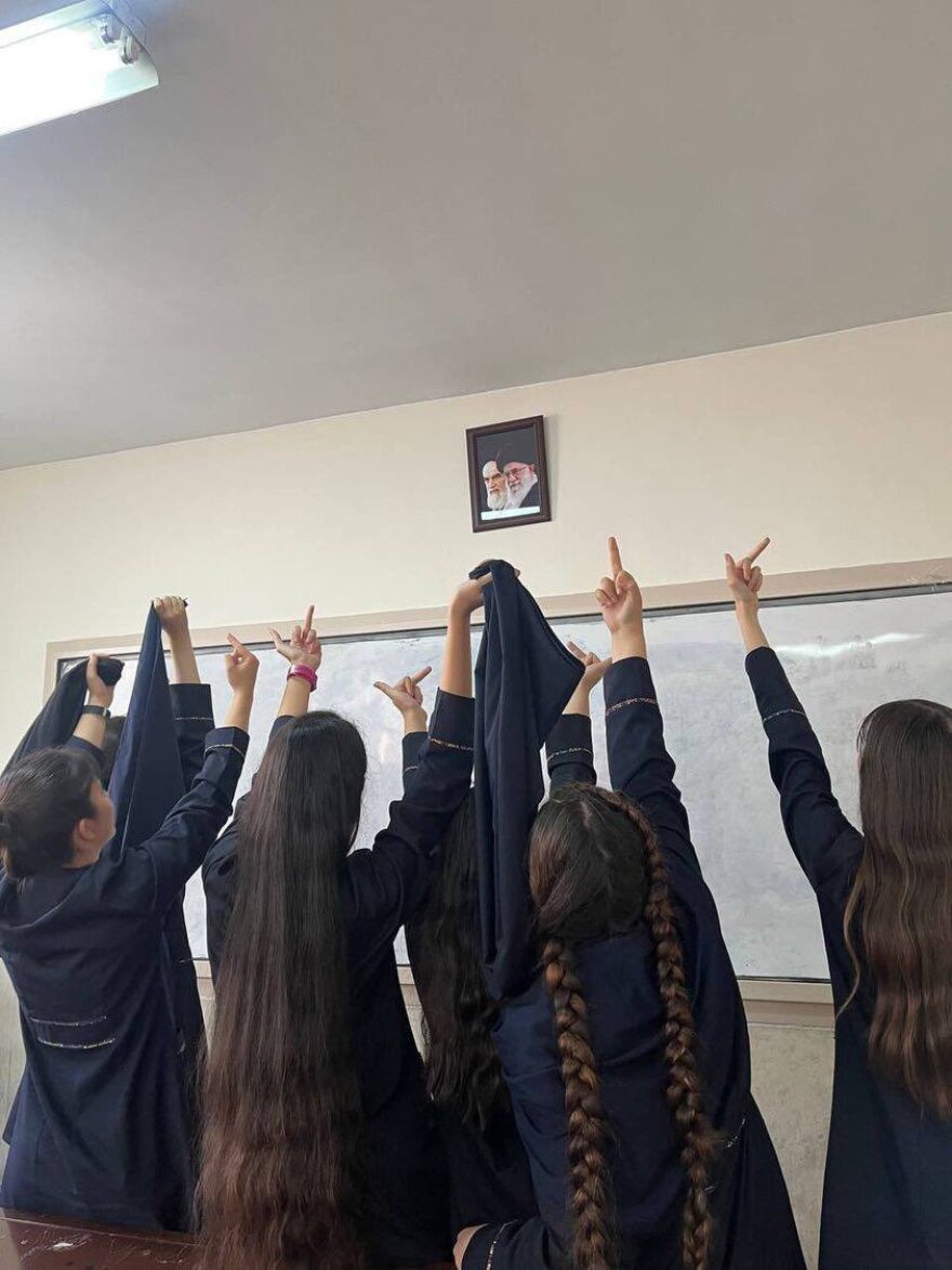 Τα κορίτσια στο Ιράν πετάνε τα χιτζάμπ και ζητούν ελευθερία