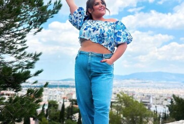 Δανάη Μπάρκα: Το off shoulder top είναι η δική της επιλογή με τα τζιν παντελόνια