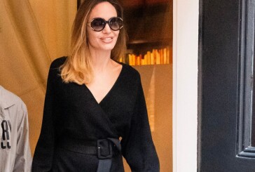 Η Angelina Jolie στη Νέα Υόρκη με το μαύρο 70s φόρεμα που πρέπει να έχει κάθε γυναίκα