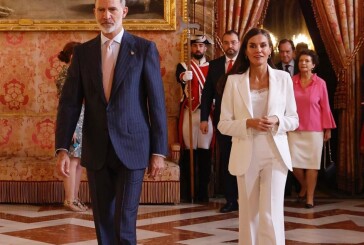 Λευκό κοστούμι: H βασίλισσα Letizia παραδίδει μαθήματα στυλ με το πιο διαχρονικό βραδινό look