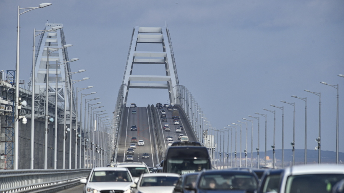 Πόλεμος στην Ουκρανία: Αποκαταστάθηκε η κυκλοφορία στη γέφυρα της Κριμαίας μετά από μια σύντομη διακοπή