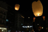 Θεσσαλονίκη: Εκατοντάδες φαναράκια στον ουρανό πάνω από την Αριστοτέλους στην εκπνοή του 2023